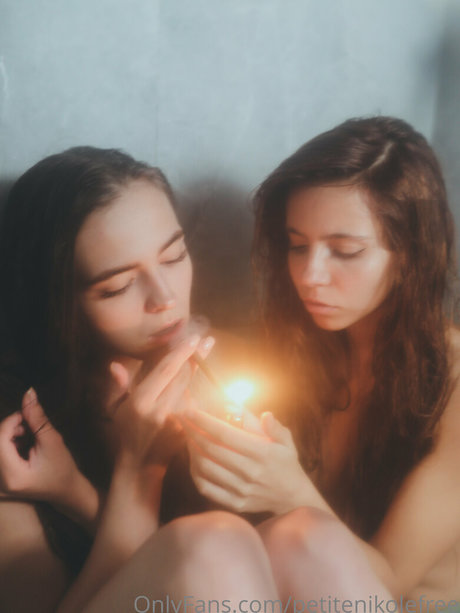 Naken läckt OnlyFans-bild av Petitenikolefree