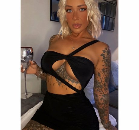 Nahá fotka uniklých OnlyFans od Faye Padley