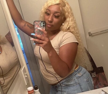 Naken läckt OnlyFans-bild av Sexy Caramel