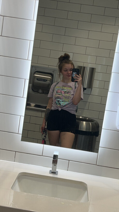 Alaston vuotanut OnlyFans-kuva Kenz