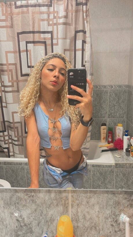 Alasti lekkinud OnlyFans-i pilt Andreina