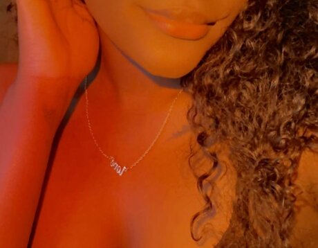 Naakte gelekte OnlyFans-foto van Chocolatekink