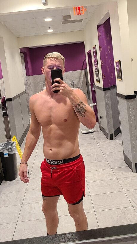 Naakte gelekte OnlyFans-foto van Yorge