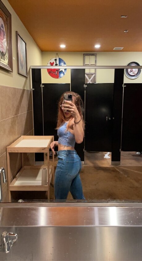 Naakte gelekte OnlyFans-foto van Sweet Ampamp Petite