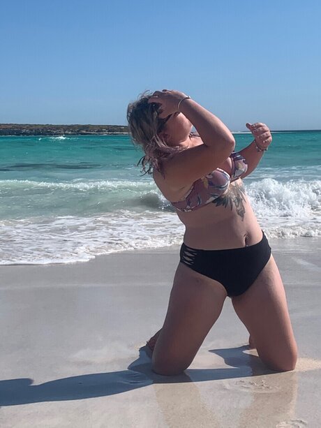 Alaston vuotanut OnlyFans-kuva Crystal
