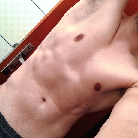 Naakte gelekte OnlyFans-foto van Joey Love