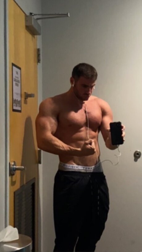 Foto nua vazada do OnlyFans de Charles Keating