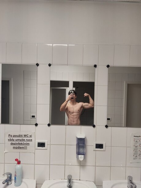 Naakte gelekte OnlyFans-foto van Jarosica