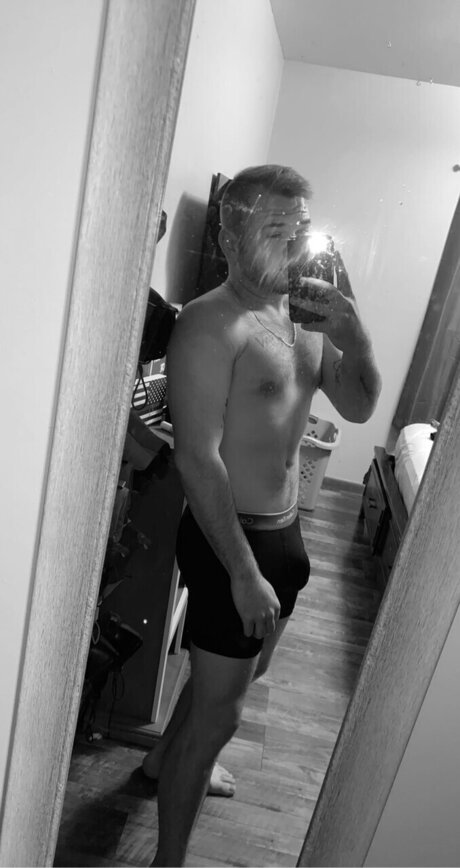 Naakte gelekte OnlyFans-foto van Dyln24