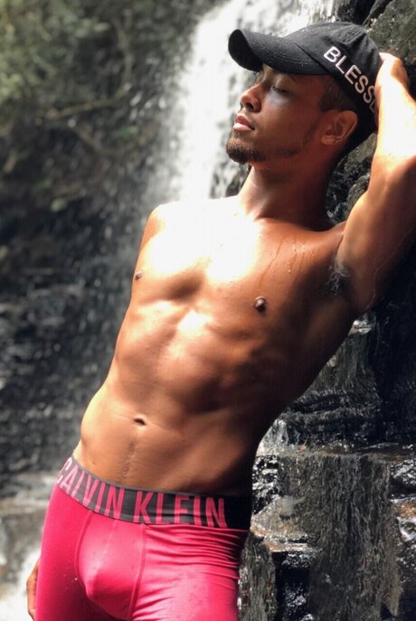 Naakte gelekte OnlyFans-foto van Prprine
