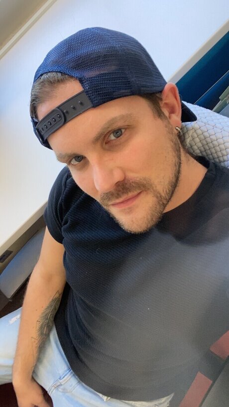 Naakte gelekte OnlyFans-foto van Swissgayman88