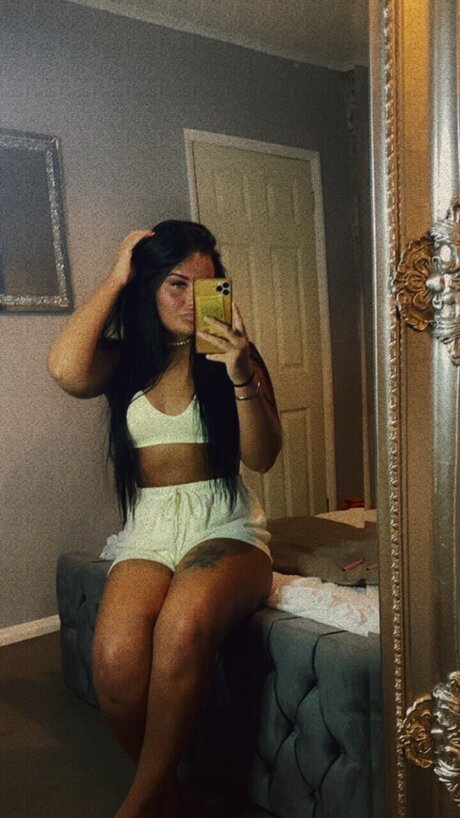 Nøgent lækket OnlyFans-billede af Lucyanne