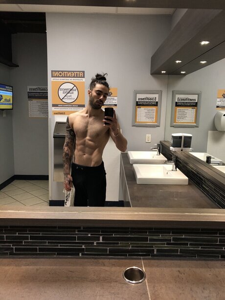 Nøgent lækket OnlyFans-billede af You Know You Want To 
