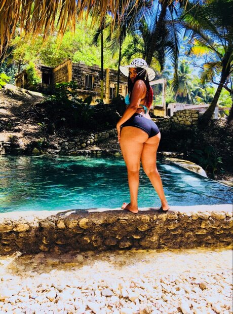 Alasti lekkinud OnlyFans-i pilt Edili Batista
