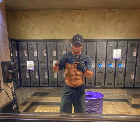 Naken läckt OnlyFans-bild av Devante Smithcowsette