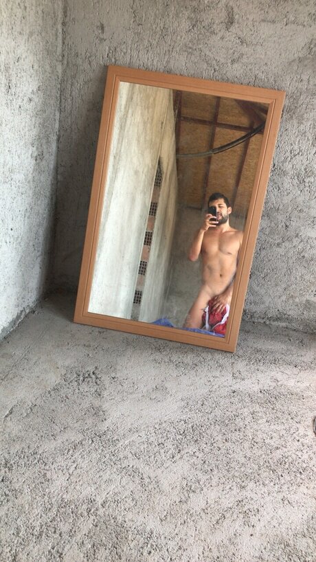 Naakte gelekte OnlyFans-foto van Tunahan Yorulmaz