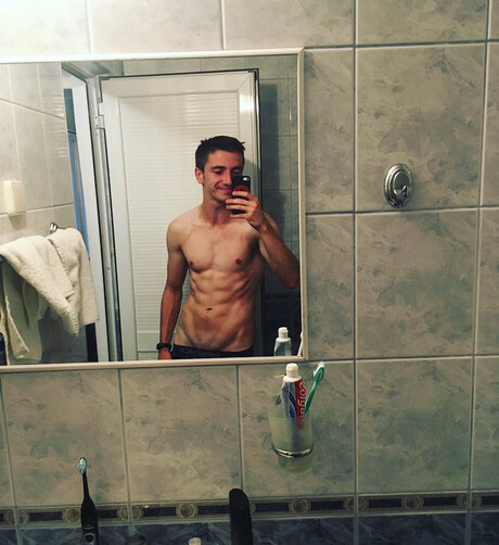 Alasti lekkinud OnlyFans-i pilt Tom Dostl