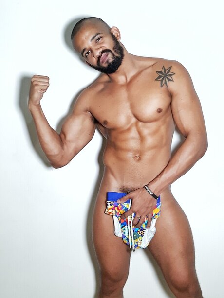 Naken läckt OnlyFans-bild av Enzo Brown