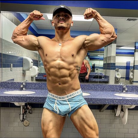 Alasti lekkinud OnlyFans-i pilt Matthew