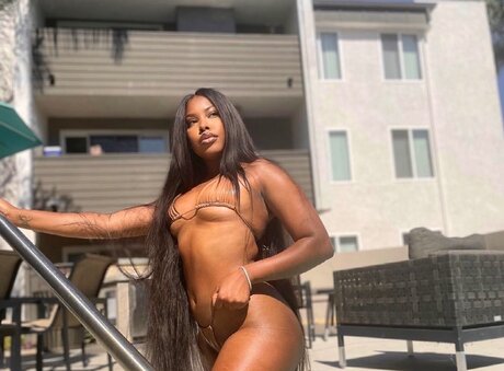 Nahá fotka uniklých OnlyFans od Serenity James