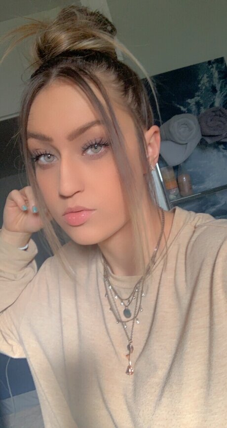 Alasti lekkinud OnlyFans-i pilt Her