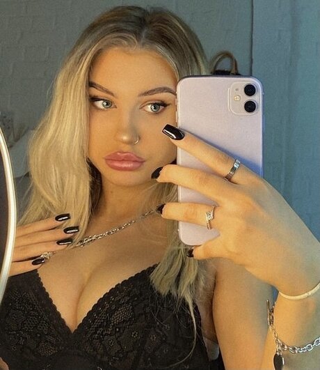 Naakte gelekte OnlyFans-foto van Skye 