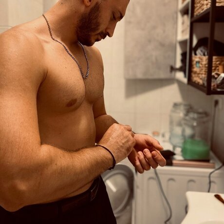 Alasti lekkinud OnlyFans-i pilt Nicholas Chergis