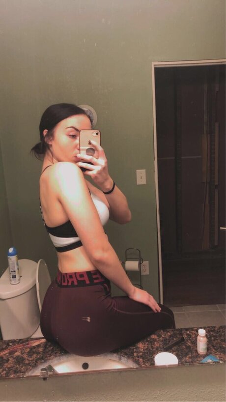 Naakte gelekte OnlyFans-foto van Lustyyygirl
