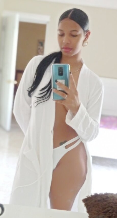Naken lekkede OnlyFans-bilde av Carolin