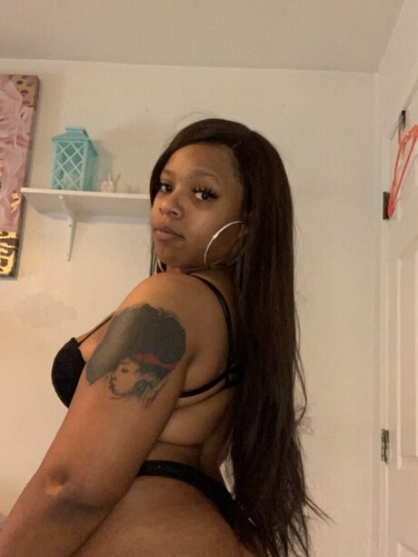 Naken läckt OnlyFans-bild av Monae