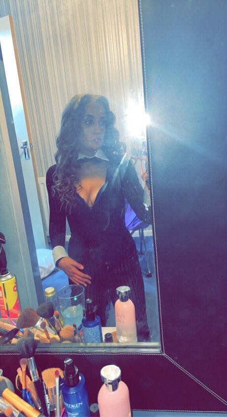 Naakte gelekte OnlyFans-foto van Sophiea Ross
