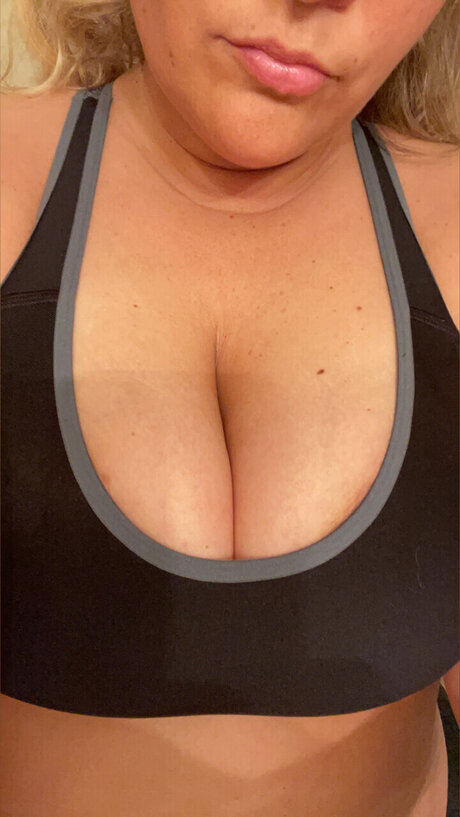 Photo nue de fuite OnlyFans de Myonbutton