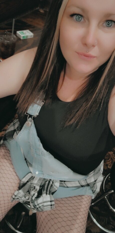 Naakte gelekte OnlyFans-foto van Lovely Belle