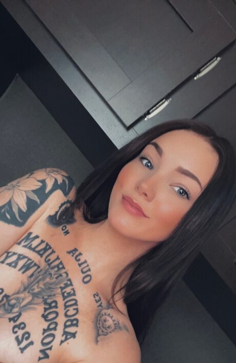 Naakte gelekte OnlyFans-foto van Avrie