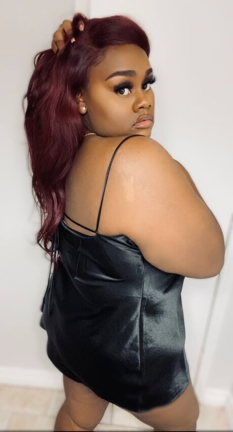 Alaston vuotanut OnlyFans-kuva Bigfine