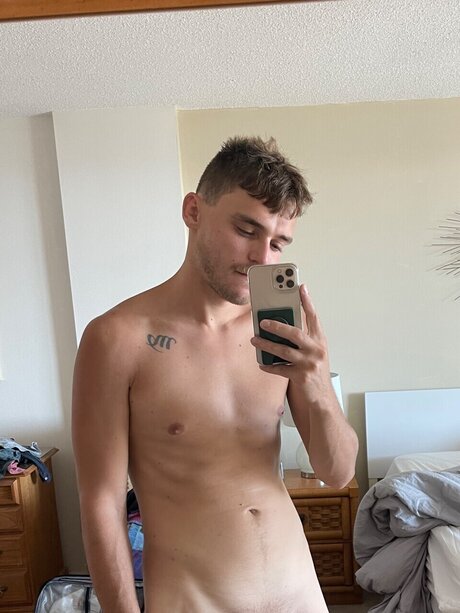Alasti lekkinud OnlyFans-i pilt Joshy