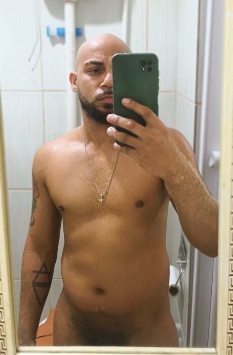 Naken läckt OnlyFans-bild av Barbudo Carioca