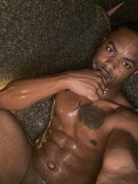 Naakte gelekte OnlyFans-foto van Wayne Hutchinson