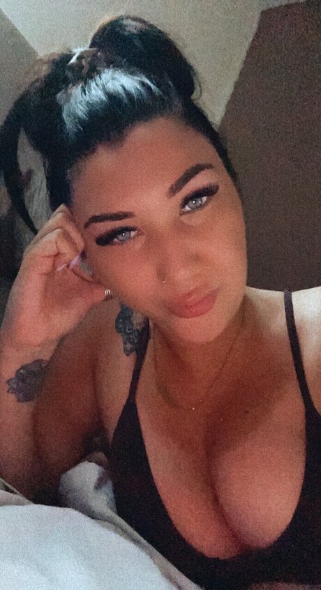 Alasti lekkinud OnlyFans-i pilt S