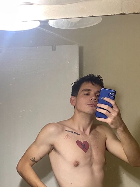 Naken läckt OnlyFans-bild av A