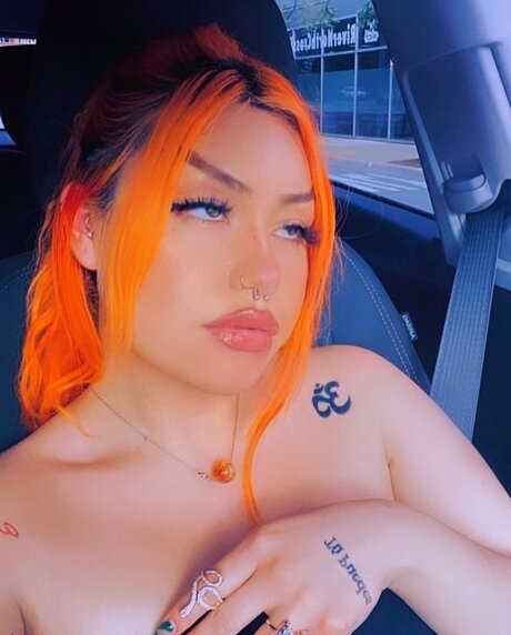 Naken läckt OnlyFans-bild av Selenaspinzzz