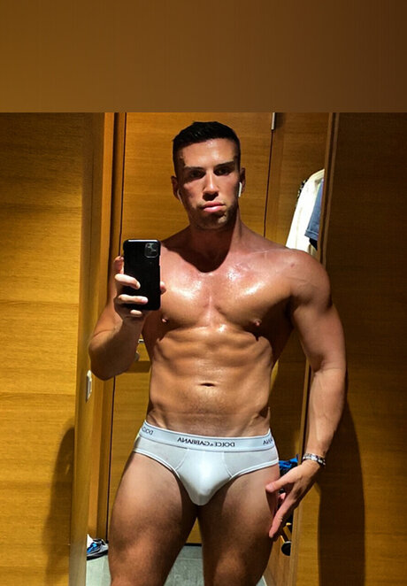 Naken läckt OnlyFans-bild av Elijah