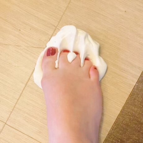 Naakte gelekte OnlyFans-foto van Blondewantsfeet