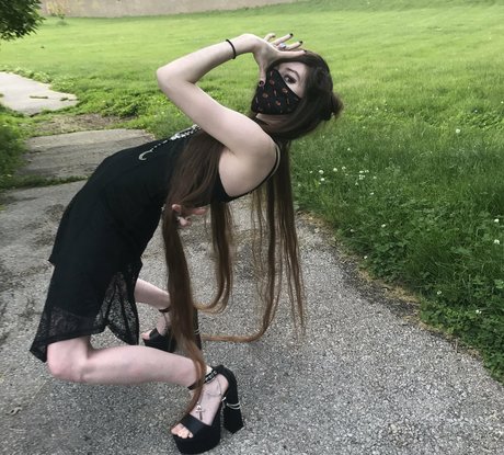 Nahá fotka uniklých OnlyFans od Elaine Arbor