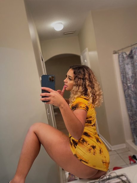Naakte gelekte OnlyFans-foto van Stacia Darae