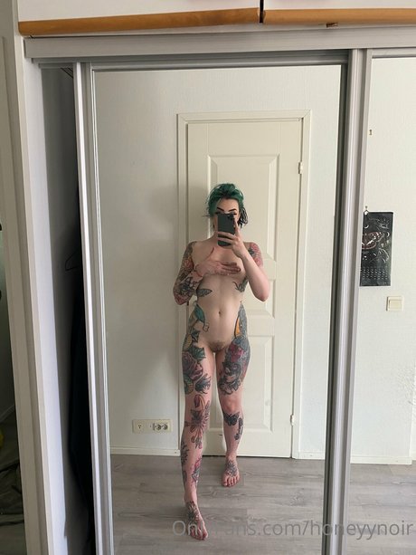 Foto di nudo di fuga di OnlyFans di Honeyy Noir