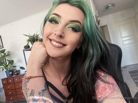 Naken lekkede OnlyFans-bilde av Honeyy Noir