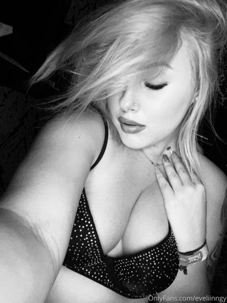 Naken lekkede OnlyFans-bilde av Eveliinngy