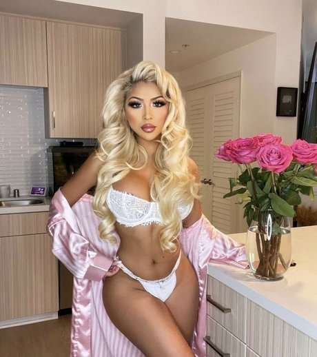 Naken läckt OnlyFans-bild av Elena Genevinne