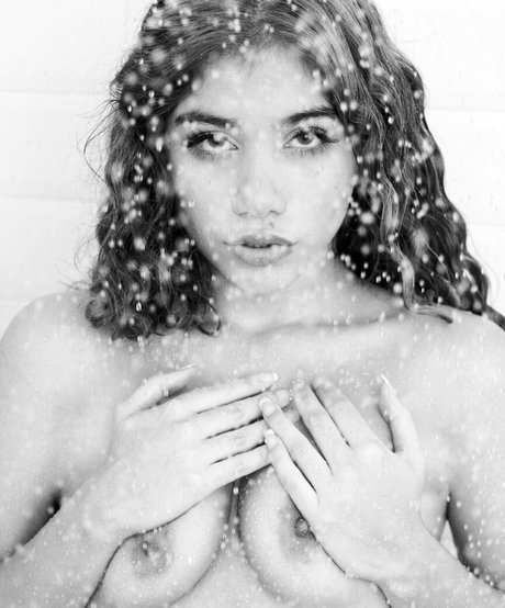 Nahá fotka uniklých OnlyFans od Marinagoldxx